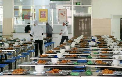 工廠包吃包住，為何員工依然遠離食堂？背后原因引人深思