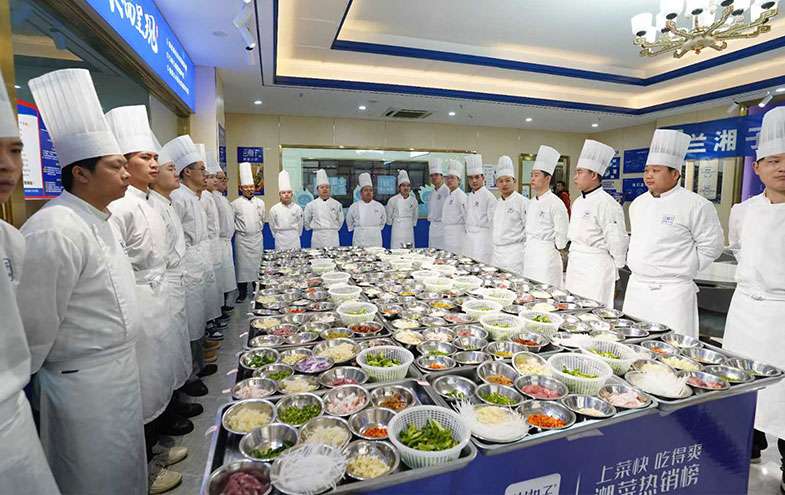 遵義市學廚師，首選新東方烹飪學校 專業技能與餐飲管理并重
